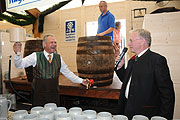 Anstich im Festzelt Tradition durch Hermann Memmel (©Foto: Ingrid Grossmann)